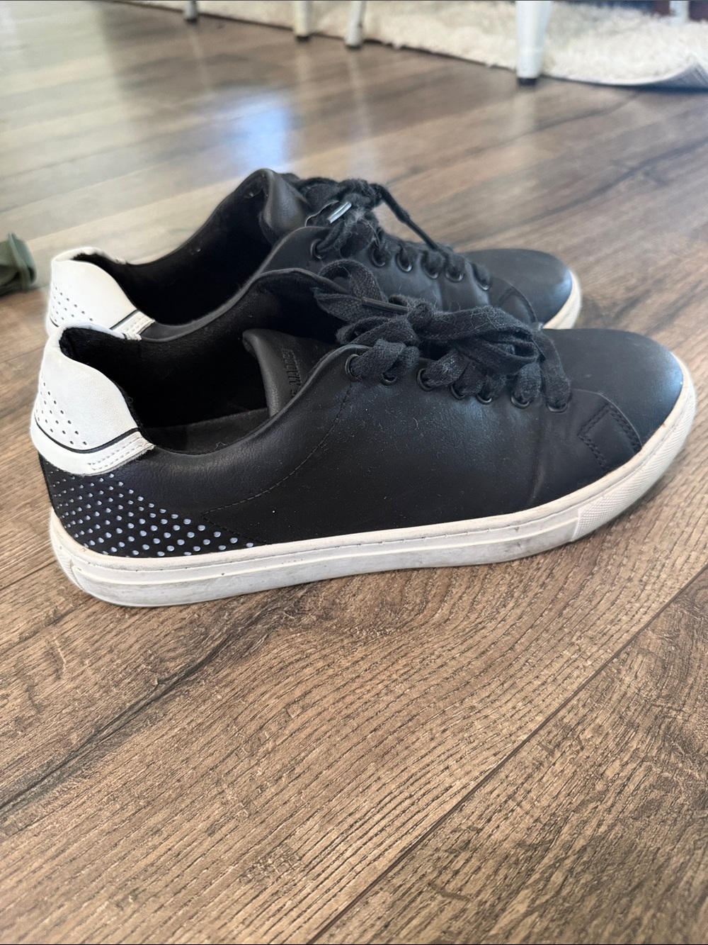 Men's Steve Madden Black Low-Top Casual Sneakers with White Heel Accent sz 9.5
